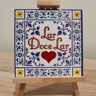 Azulejo decorativo com padrão azul, texto 