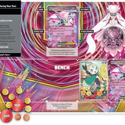 Tabuleiro de jogo Pokémon TCG com cartas e fichas de pontos