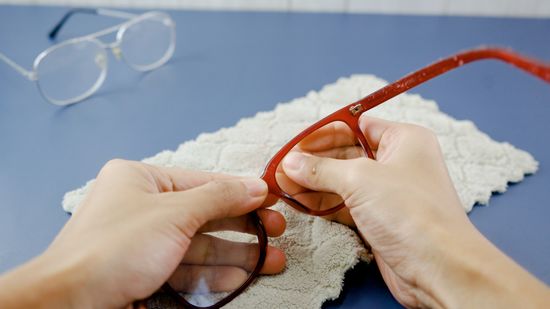 Mão a trocar lentes numa armação