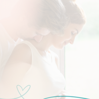 Casal abraçado junto a uma janela com linhas gráficas de coração azul e rosa