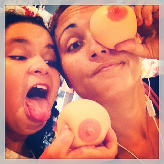 FILHOS QUE EDUCAM OS PAIS Duas pessoas segurando brinquedos em forma de seios cor de pele com auréolas rosas