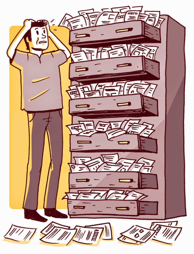 Homem preocupado junto a estante com gavetas cheias de papéis desorganizados