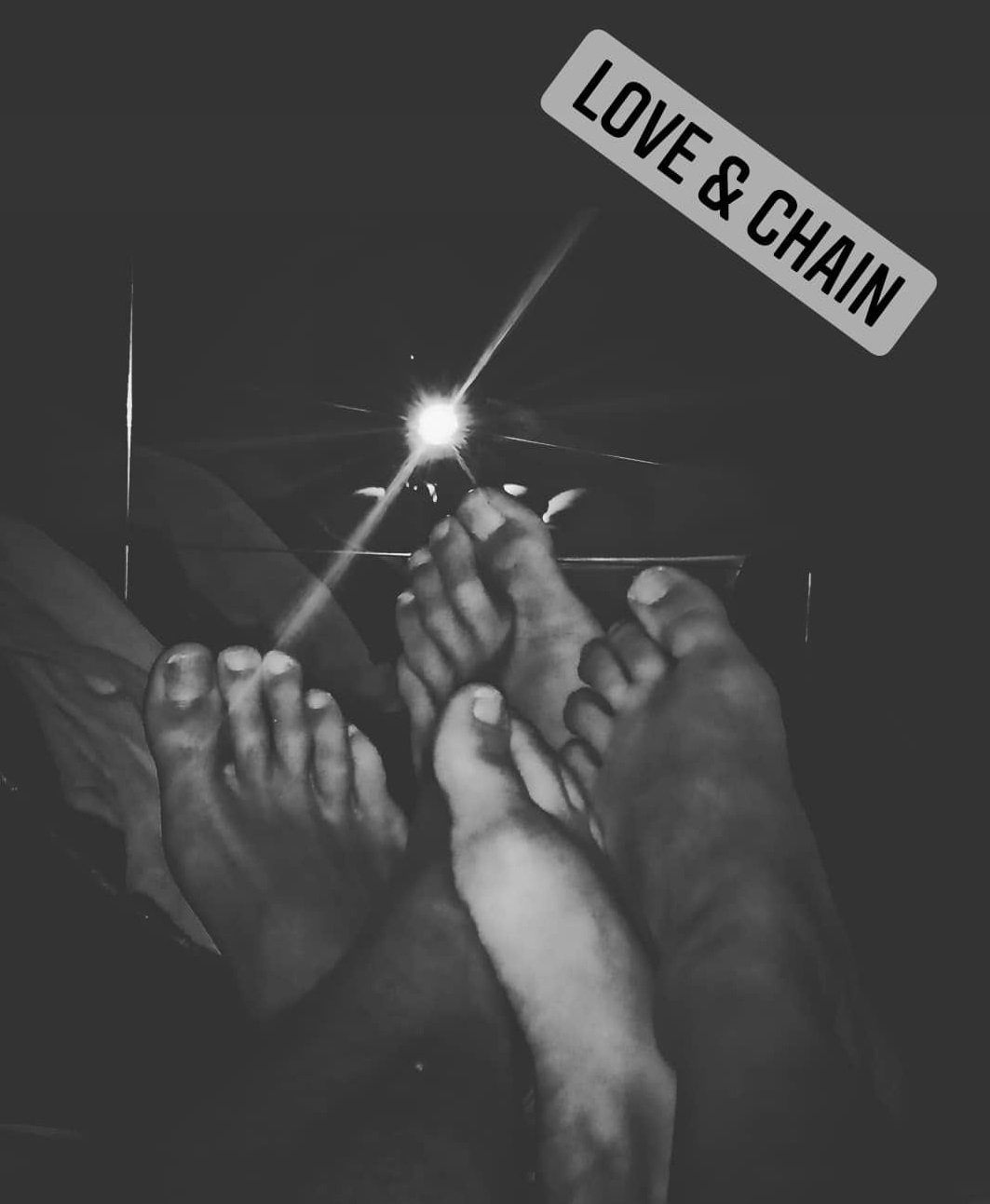 Vários pés descalços sobrepostos com reflexo brilhante ao fundo e texto LOVE & CHAIN