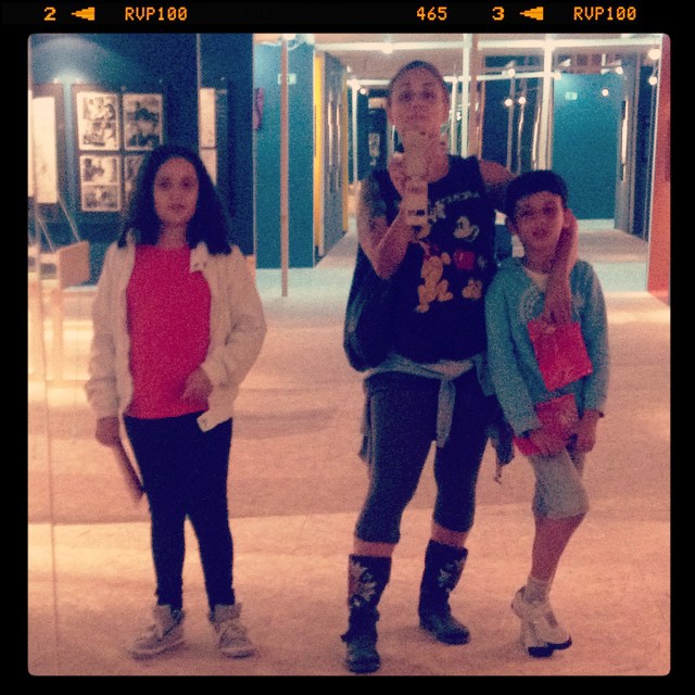 Três pessoas vestidas casualmente numa sala com paredes azuis