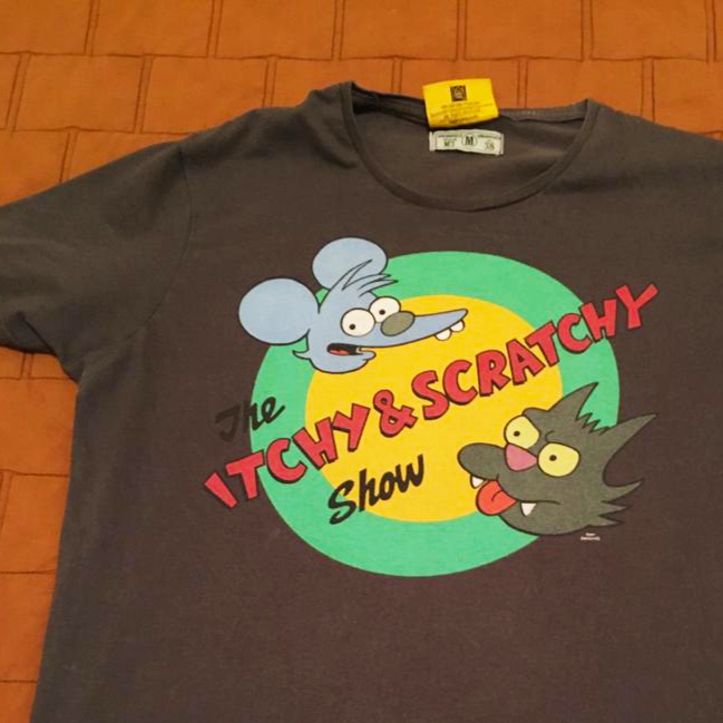 T-shirt castanha com estampa colorida das personagens Itchy & Scratchy.