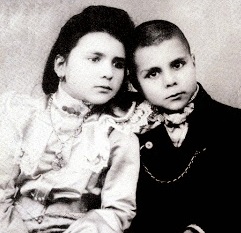 Fotografia a preto e branco de duas crianças em traje formal vintage