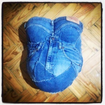 Almofada em forma de coração feita de tecido jeans azul com costuras visíveis