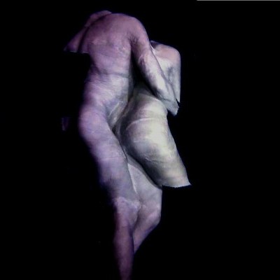 Duas esculturas humanas cinzentas com fundo preto