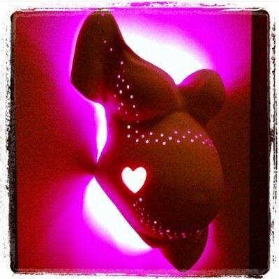 Molde de barriga de grávida com desenho de coração iluminado a rosa