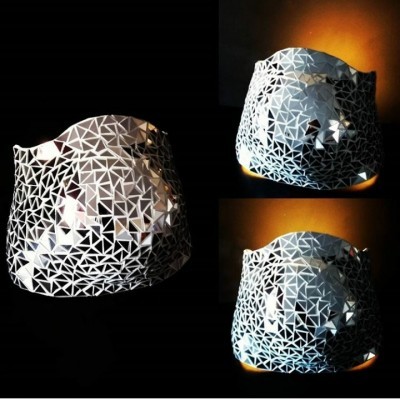 Máscara facial branca com padrão geométrico triangular recortado em fundo escuro