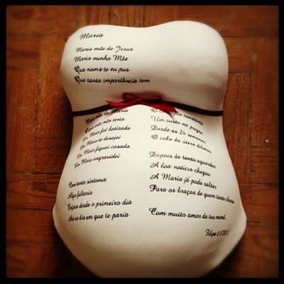 Moldes de gesso torácicos brancos com texto em português e laço vermelho