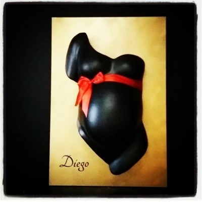 Escultura de barriga de gravidez preta com fita vermelha e nome Diego