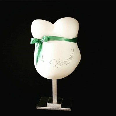 Manequim torso de grávida branco com fita verde e nome Bernardo