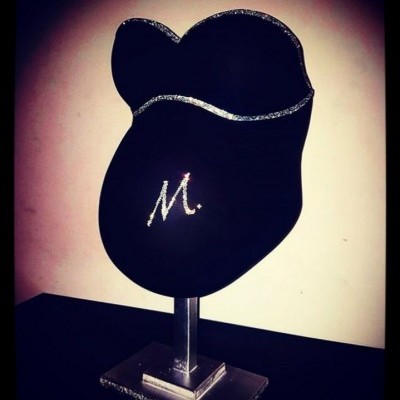 Expositor de colares em veludo preto com letra M brilhante