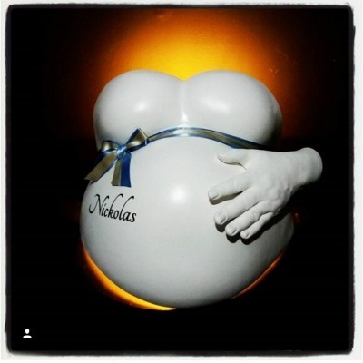 Escultura barriga de grávida branca com cinta azul e nome Nicholas