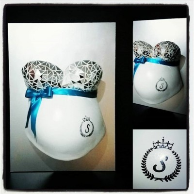 Escultura decorativa do ventre de grávida com padrão geométrico e fita azul