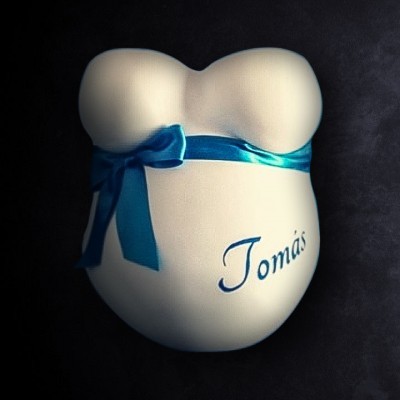 Busto de gesso branco com fita azul e nome Tomás