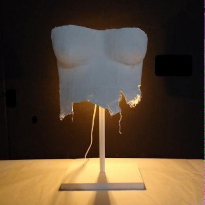 Lâmpada de mesa com abajur em forma de torso feminino em tecido branco rasgado