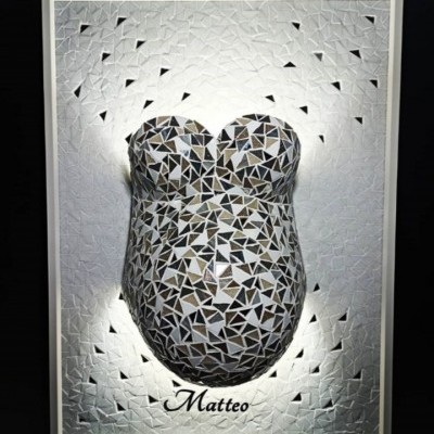 Quadro decorativo relevo barriga grávida mosaico triângulos prata preto dourado com texto Matteo