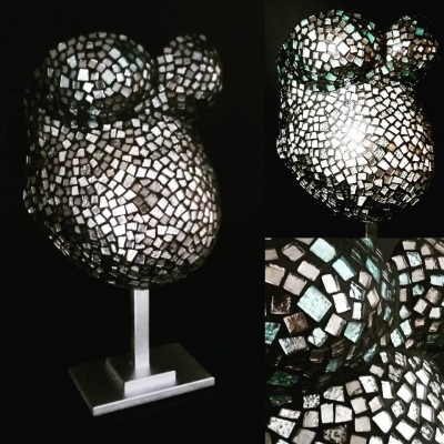 Escultura de pé de bebé com mosaico de espelhos.