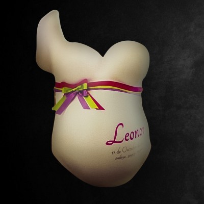 Busto de gesso decorativo com fita colorida e texto Leonor