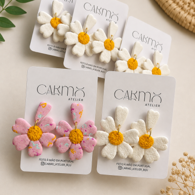 Brincos flor em branco e rosa com cartão CAKMO ATELIER