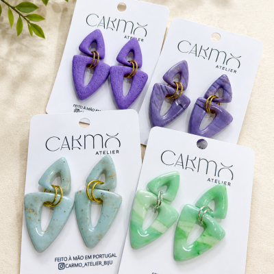 Brincos triangulares em resina colorida com marca Carmo Atelier