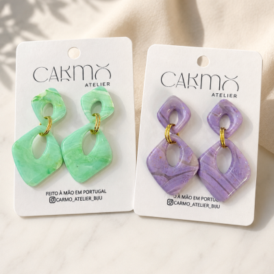 Dois pares de brincos coloridos em cartão da marca CARMO ATELIER