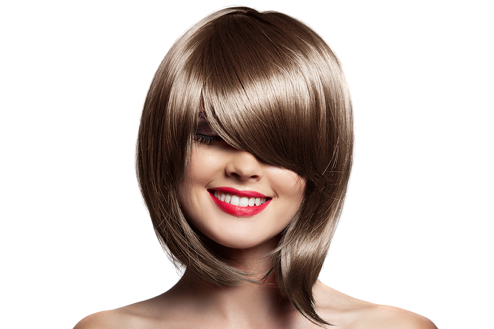 Modelo com peruca castanha clara de cabelo liso e franja lateral