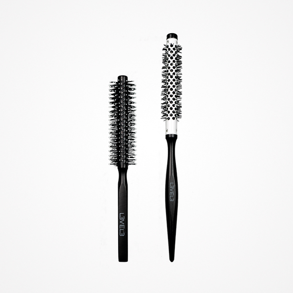 Duas escovas de cabelo redondas, uma preta e outra preto com branco, com cerdas pretas