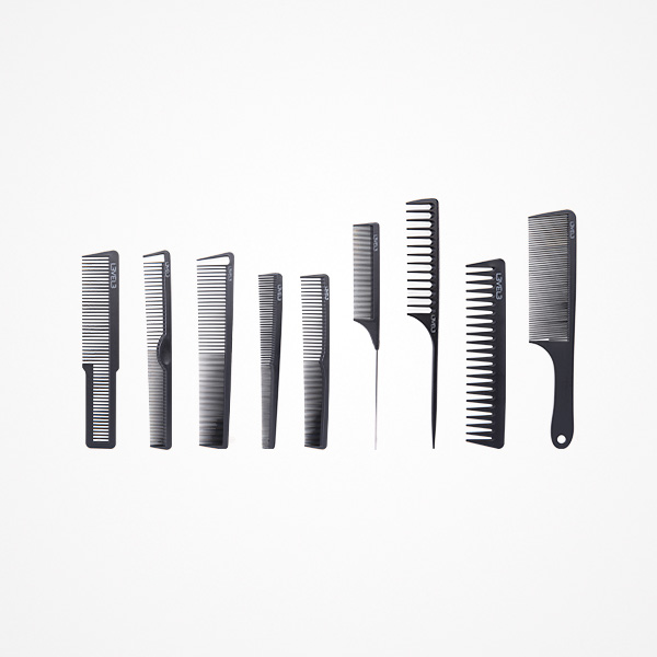Conjunto de nove pentes pretos de vários tamanhos e formatos sobre fundo branco