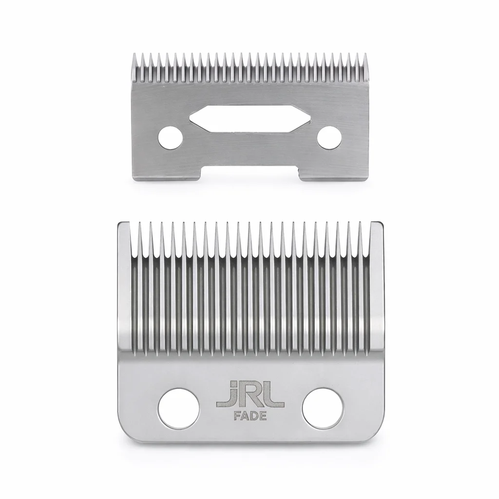 Duas lâminas metálicas para máquina de cortar cabelo com o texto JRL FADE