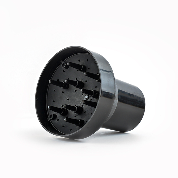 Difusor preto para secador de cabelo em fundo branco