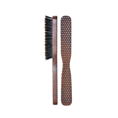 Escova de barba de madeira com cerdas e superfície texturizada lado oposto