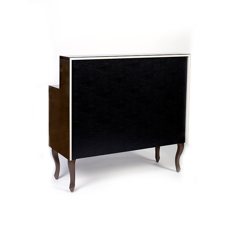 Móvel em madeira com painel preto e pernas curvas