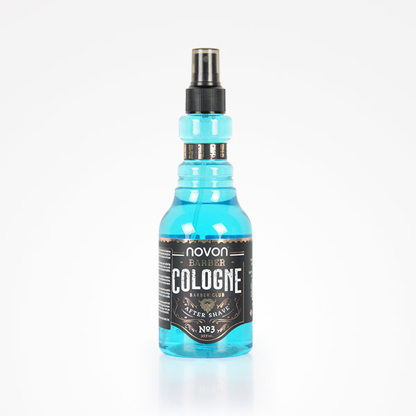 Frasco azul de colónia após barba com rótulo preto e texto branco
