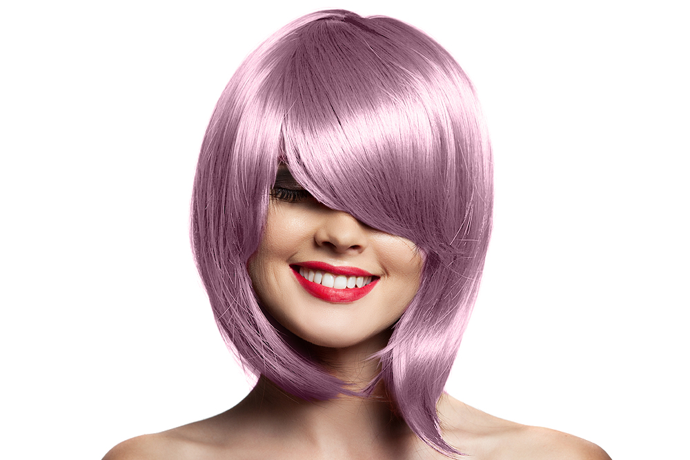 Mulher com peruca rosa claro e sorriso