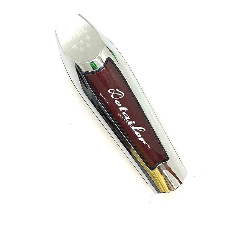 Máquina cortar cabelo metálica cromada com detalhe vermelho e texto Detailer