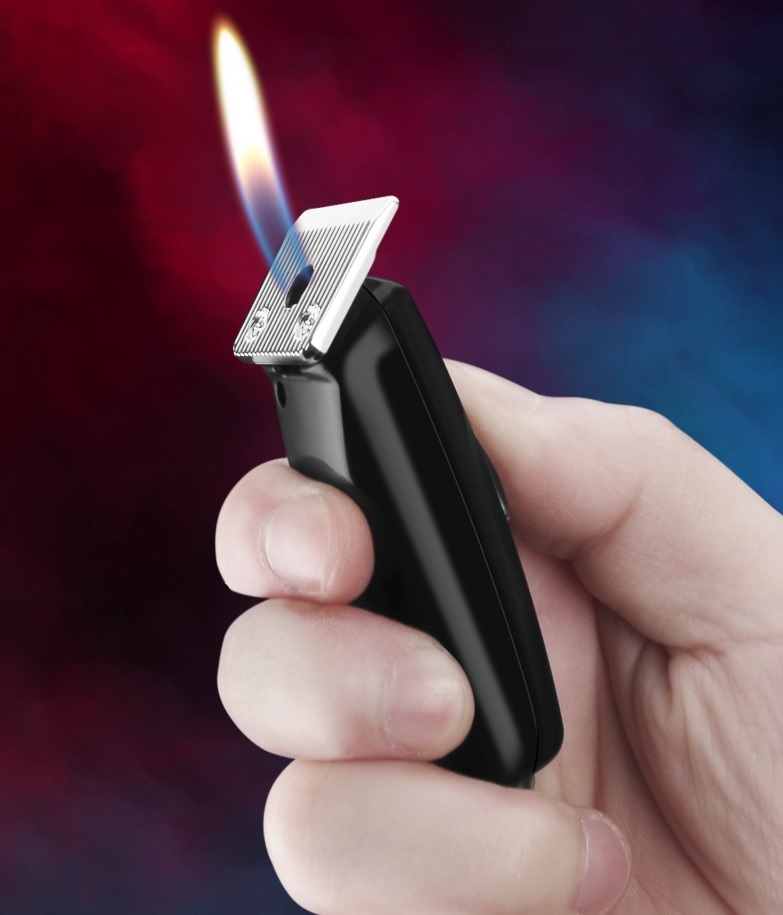 Isqueiro preto com cabeça metálica a emitir chama numa mão