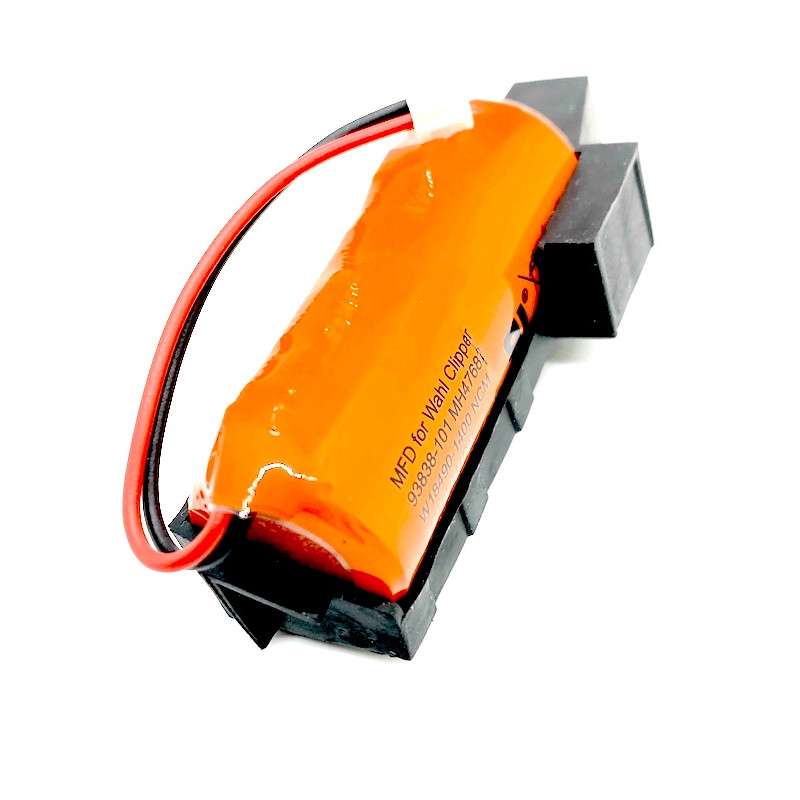 Bateria recarregável laranja com fios conectores em fundo branco