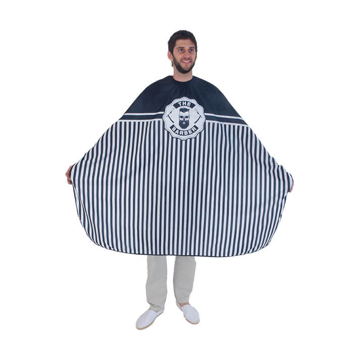 Capa de barbeiro preta com riscas brancas e logo THE BARBER