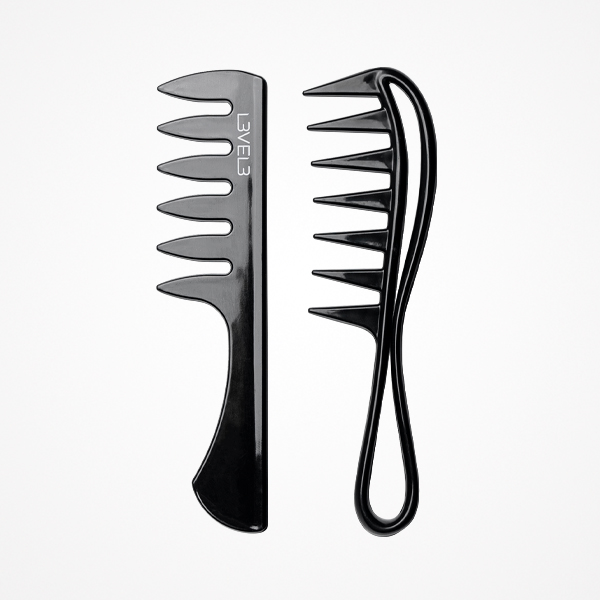 Dois penteados pretos com dentes largos, um com texto e cabo largo, outro com cabo em laço.