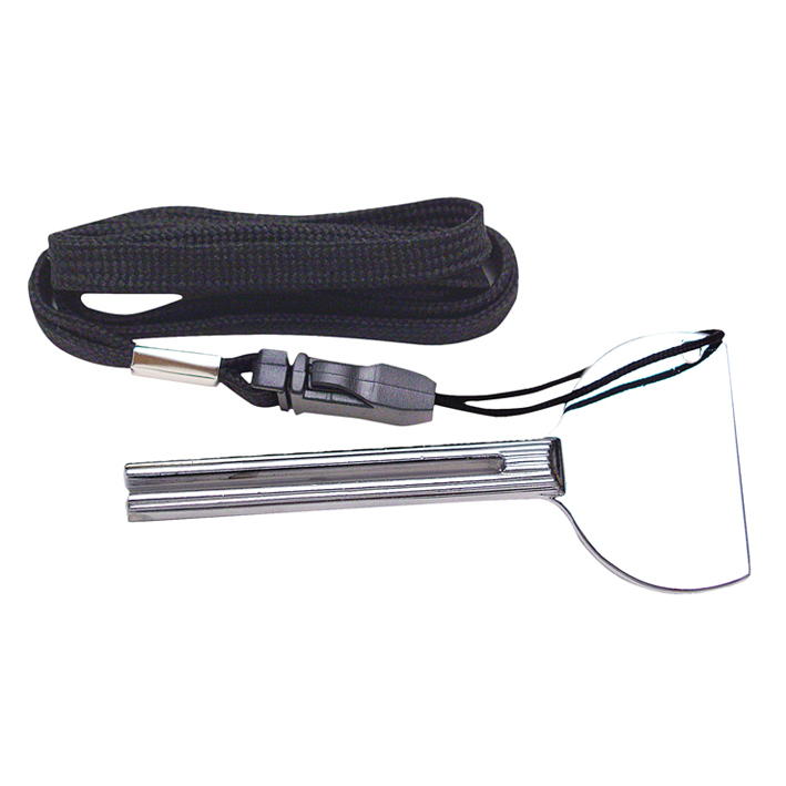 Colher metálica com fita preta e fecho plástico em fundo branco