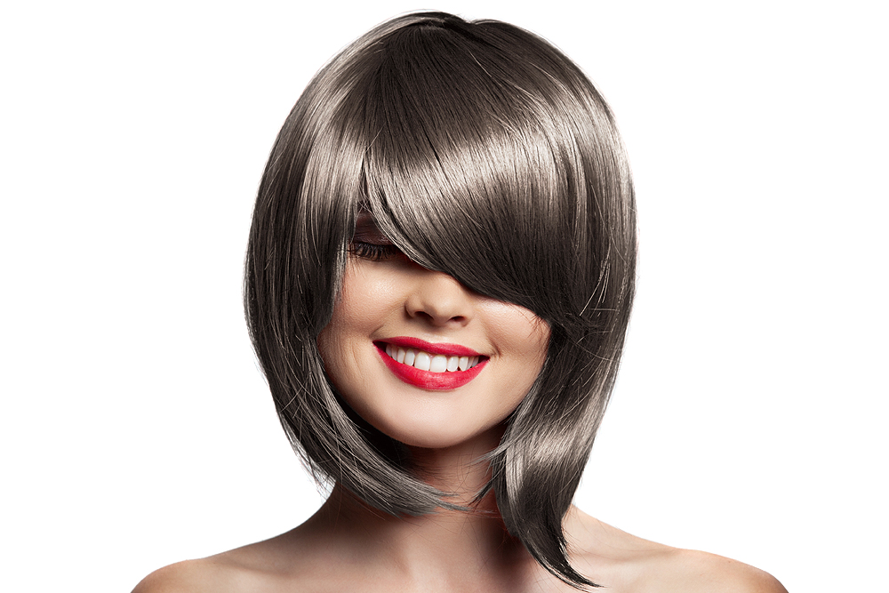 Peruca bob cinza prateado liso em mulher sorridente com batom vermelho