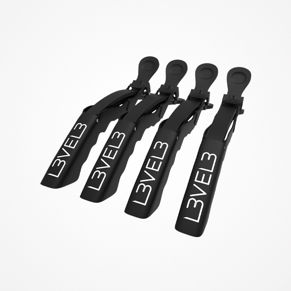 Conjunto de quatro grampos de cabelo pretos com logo L3VEL3