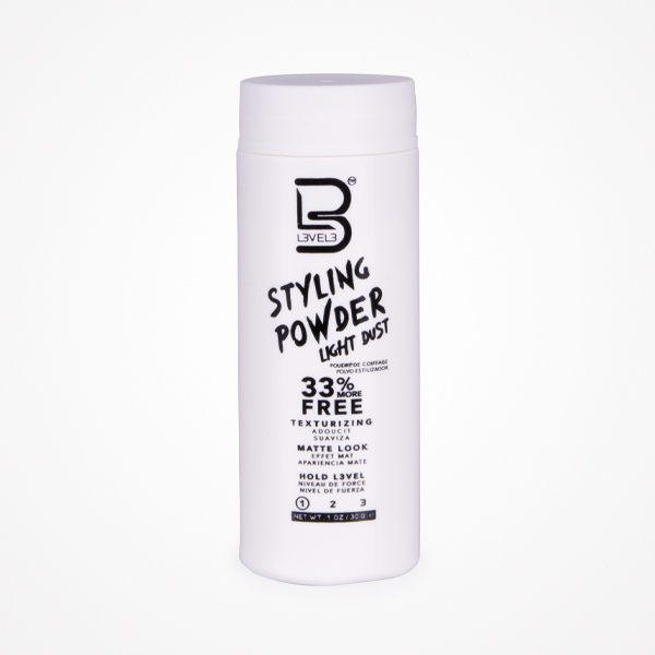 Frasco branco de pó fixador para cabelo com texto preto sobre fundo branco.