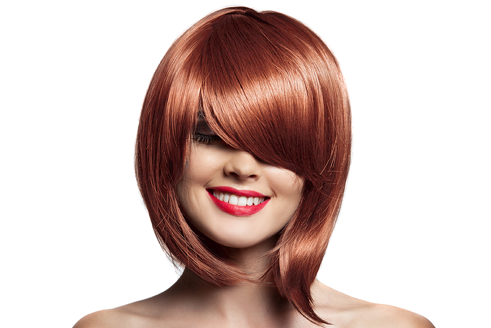 Mulher com peruca castanha lisa e corte médio com franjas longas