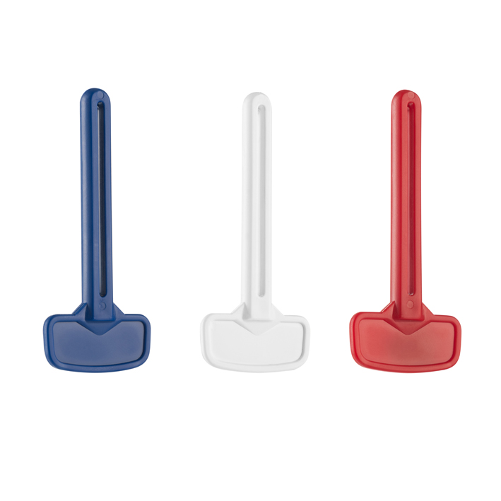 Utensílios de cozinha em plástico azul, branco e vermelho sobre fundo branco