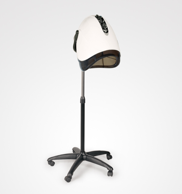 Capacete branco com base preta ajustável e rodas