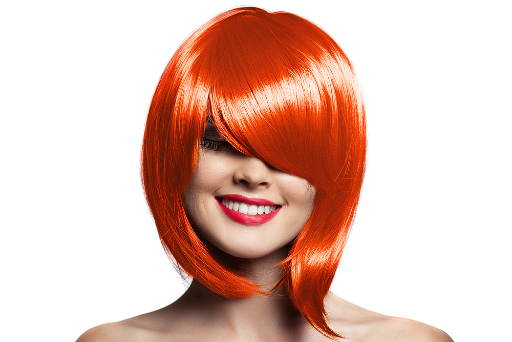 Peruca laranja vibrante com corte assimétrico em modelo feminino